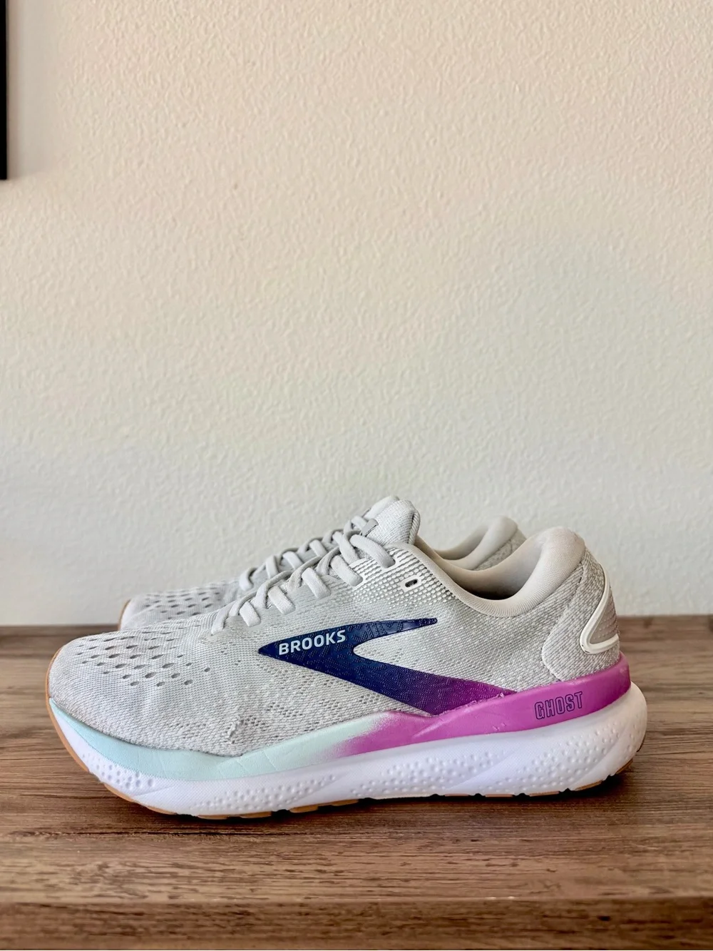 Brooks Womens Ghost 16 in White/Gray/Blue/Pink (7.5 Medium-B) Great Condition